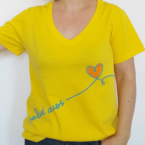 Remera Volve a Vos Escote V Amarillo - comprar online