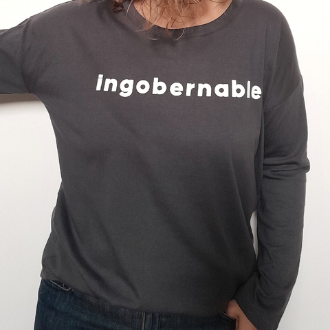 Remera Ingobernable Manga Larga Gris topo