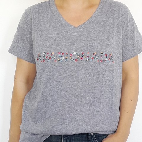 Remera Apasionada Gris Escote V - comprar online