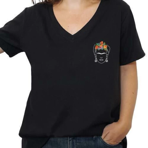 Remera Frase Frida Escote V Negro - comprar online