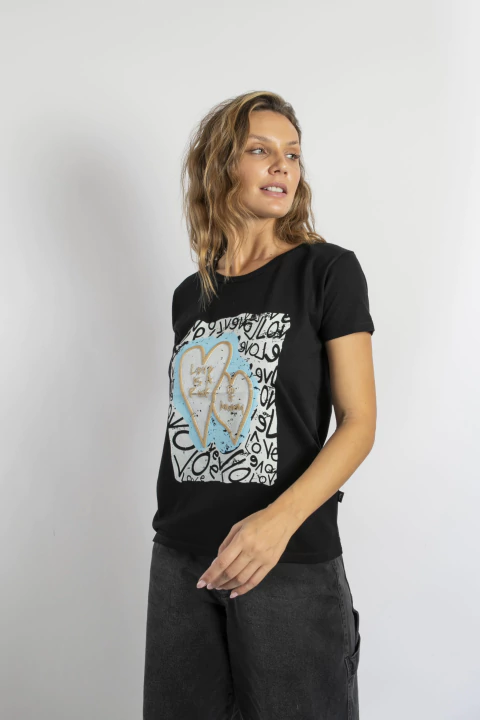 REMERA LOVE IS A RISK - comprar online