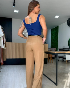 Calça feminina de alfaiataria modelo pantalona