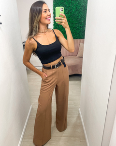 Calça em alfaiataria, modelo de cintura alta de cós liso e passantes