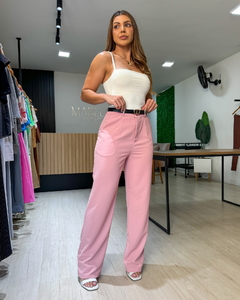 Calça feminina de alfaiataria modelo pantalona acompanha cinto
