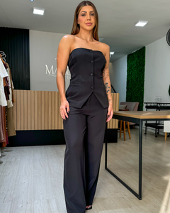 Conjunto feminino de alfaiataria composto por blusa tomara que caia e calça