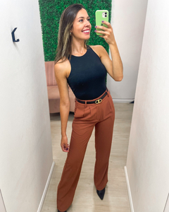 Calça confeccionada em alfaiataria wide leg de cintura alta terracota