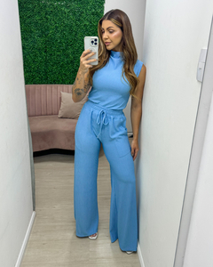 Conjunto feminino de blusa regata e calça em tecido de malha canelada