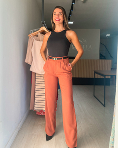 Calça confeccionada em alfaiataria wide leg de cintura alta terracota