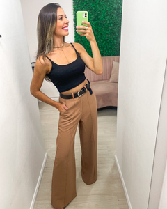 Calça em alfaiataria, modelo de cintura alta de cós liso e passantes
