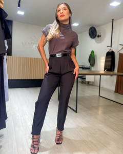 Calça feminina de cintura alta modelo cenoura