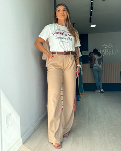 Camiseta feminina confeccionada em tecido 100% algodão com estampa frontal
