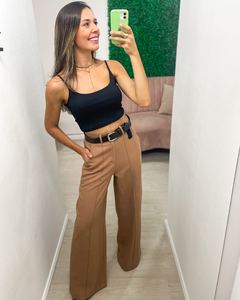 Calça em alfaiataria, modelo de cintura alta de cós liso e passantes