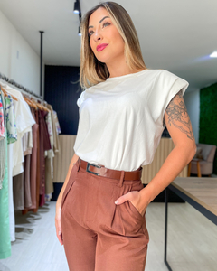 Calça feminina de cintura alta modelo cenoura