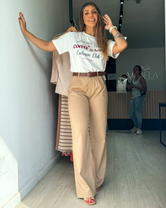 Camiseta feminina confeccionada em tecido 100% algodão com estampa frontal
