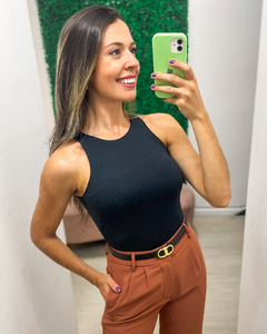 Calça confeccionada em alfaiataria wide leg de cintura alta terracota