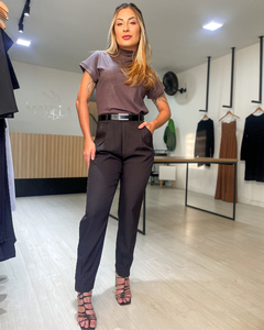 Calça feminina de cintura alta modelo cenoura