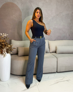 Calça em alfaiataria modelagem wide leg cintura alta