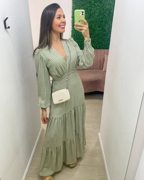 Vestido longo, com mangas longas e decote em V