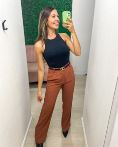 Calça confeccionada em alfaiataria wide leg de cintura alta terracota