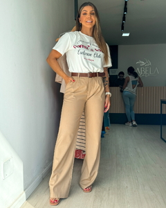 Camiseta feminina confeccionada em tecido 100% algodão com estampa frontal