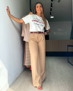Camiseta feminina confeccionada em tecido 100% algodão com estampa frontal