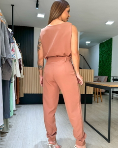 Conjunto feminino em alfaiataria composto por blusa e calça