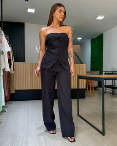 Conjunto feminino de alfaiataria composto por blusa tomara que caia e calça