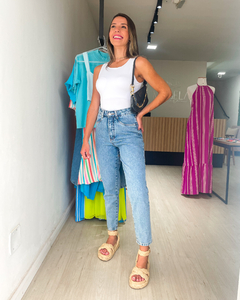Calça modelo mom jeans de lavagem média