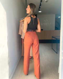 Calça confeccionada em alfaiataria wide leg de cintura alta terracota