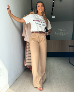 Camiseta feminina confeccionada em tecido 100% algodão com estampa frontal