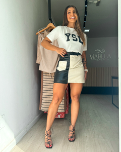 Camiseta feminina confeccionada em tecido 100% algodão com estampa frontal