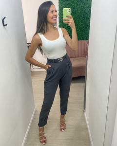 Calça feminina de cintura alta modelo cenoura