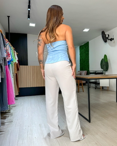 Blusa feminina modelo tomara que caia com fenda na frente