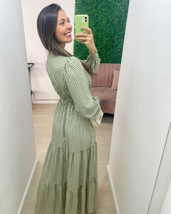 Vestido longo, com mangas longas e decote em V