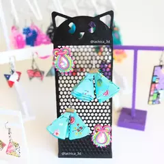 (A PEDIDO) Soporte para aros o pins, rectangular, con cara de gatito (color a elección) Tiempo de producción: hasta 5 días hábiles - La Chica De los Guantes