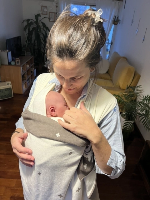 Abrazo de bienvenida con fular semielástico + mantita