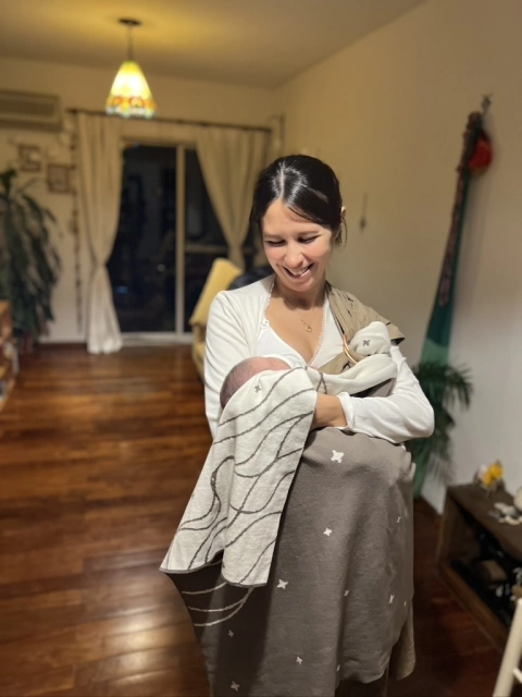 Abrazo de bienvenida con bandolera + mantita