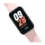 Smartwatch Xiaomi Band 8 Active color rosa mostrando la hora, fecha y nivel de batería en la pantalla.