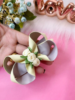 Laço Manu com rosinhas na internet