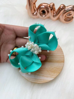 Laço Manu cravejado em pérolas