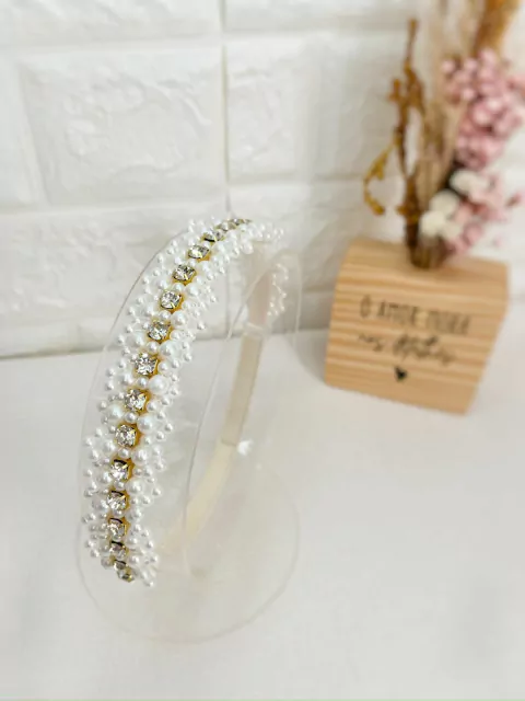 Tiara bordada com strass