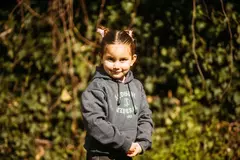 BUZO CAPUCHA GRIS NIÑO 2025 (N004) - comprar online