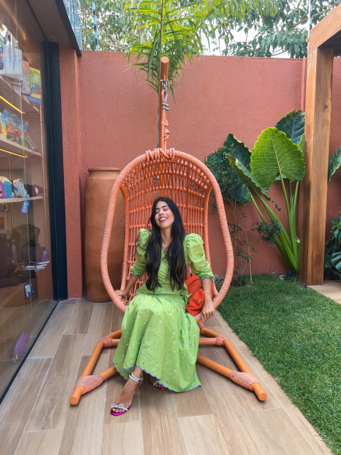 vestido verde com poá bordado