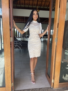 Vestido renda off com lurex dourado e detalhes de bico e manga de pérolas - loja online