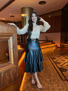 Vestido com blusa en pedras e saia de couro fake