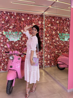 Vestido laiser branco com pedrarias na internet