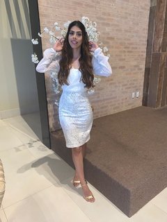 Vestido branco transpassado com saia de paetês na internet