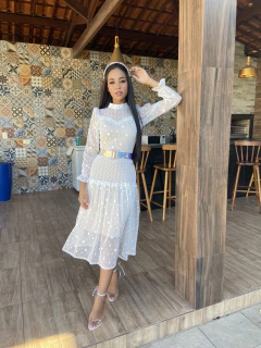 Vestido branco off tule de poá com detalhes de bico na internet