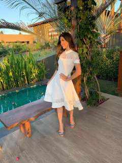 Vestido Lady Like branco com detalhes renda