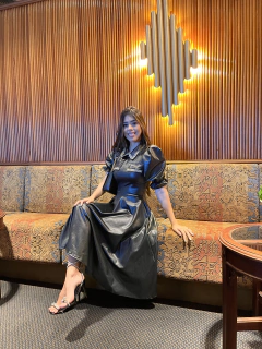 Vestido midi Couro fake com detalhes na internet